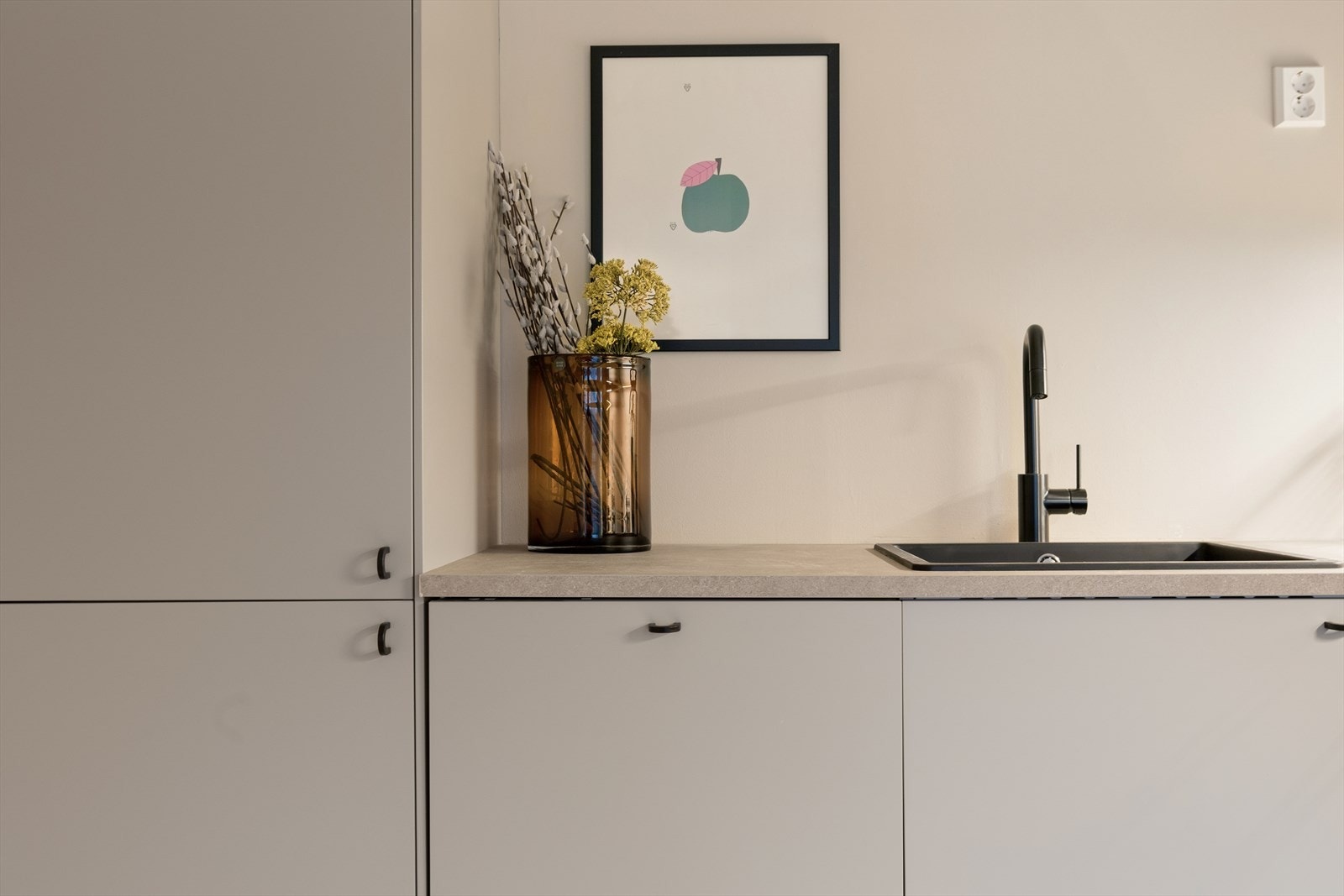 Rikelig med skapplass, inkludert integrert kjøl- og fryseskap. Galleribilde