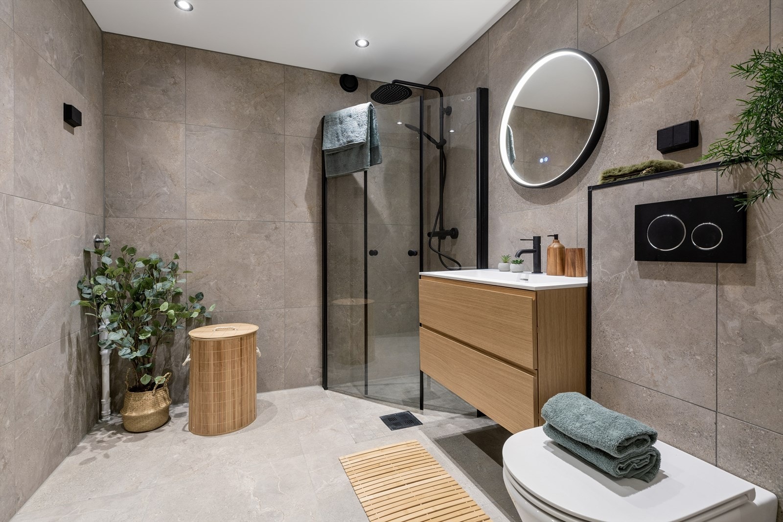 Badet ble totalrenovert av fagfolk i 2026. Det har flislagt gulv med varmekabler, vegghengt toalett og downlights i himlingen. Galleribilde