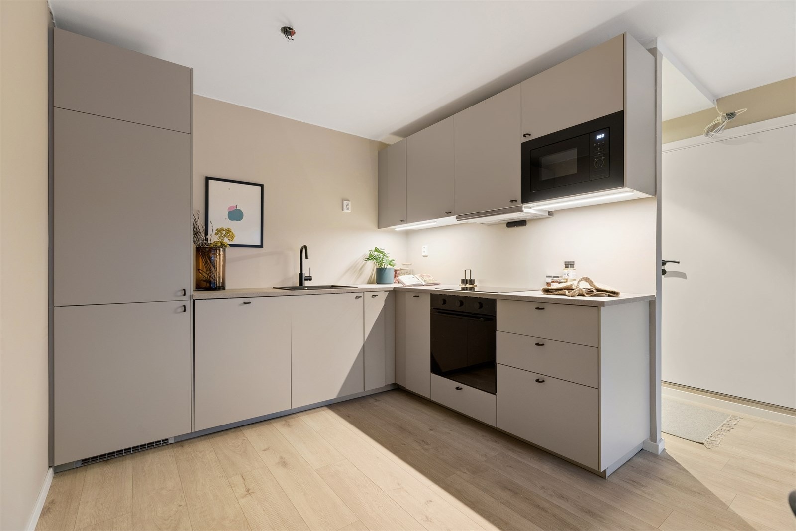 Det er gjennomgående bruk av tidsriktige farger og materialer. Galleribilde