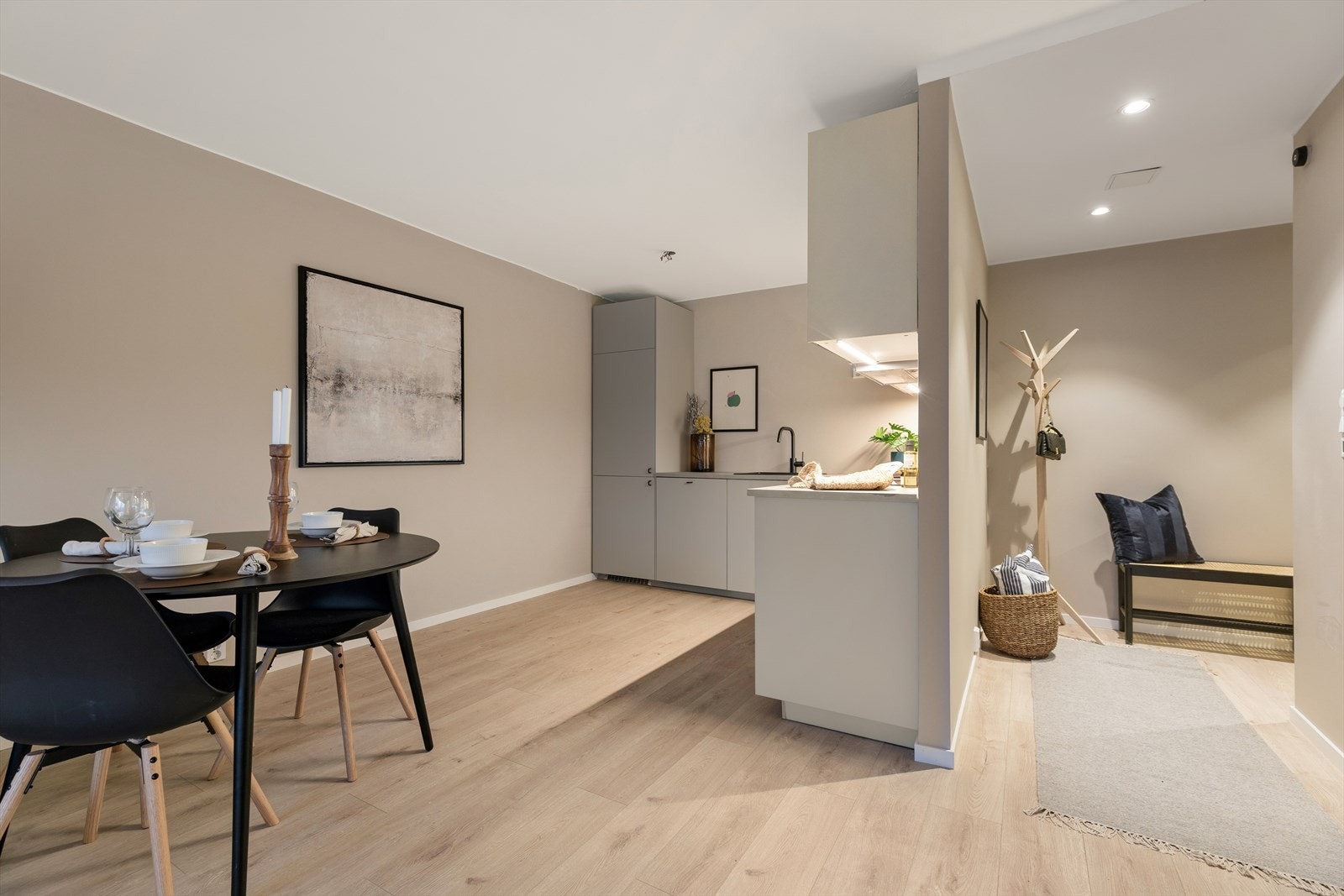 En helhetlig og sosial sone hvor kjøkken, spiseplass og stue henger naturlig sammen. Galleribilde