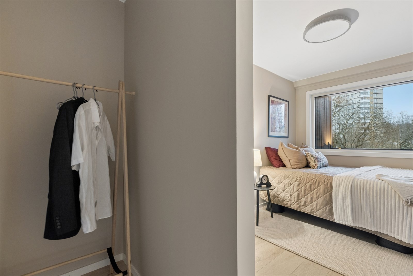 I direkte tilknytning til soverommet ligger en praktisk walk-in-garderobe som gir rikelig med oppbevaringsplass. Galleribilde