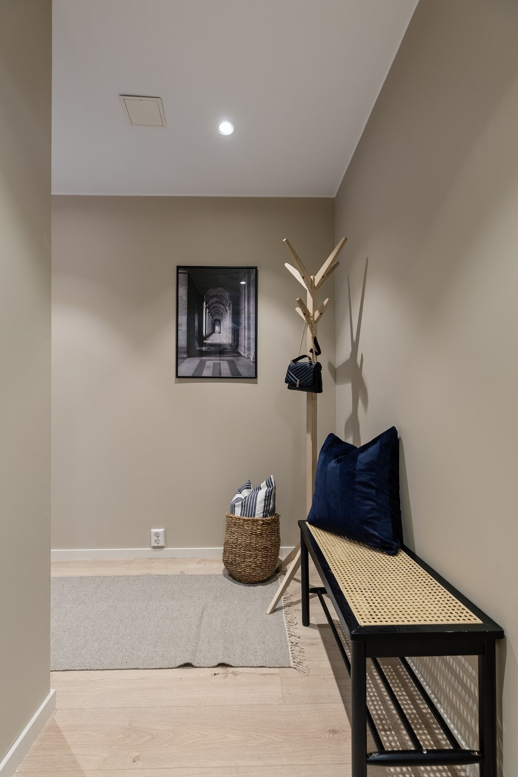 Entréen ønsker velkommen med gjennomgående laminatgulv og nymalte overflater, alt fra 2026. Galleribilde