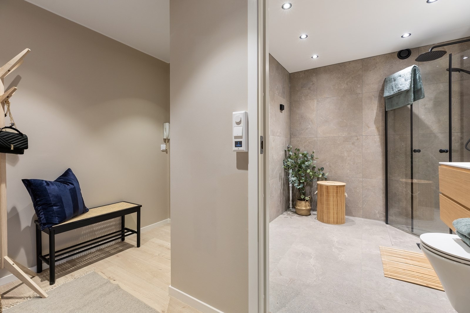 Badet er praktisk plassert ved entréen. Leilighetens elektriske anlegg ble delvis fornyet i 2026. Galleribilde