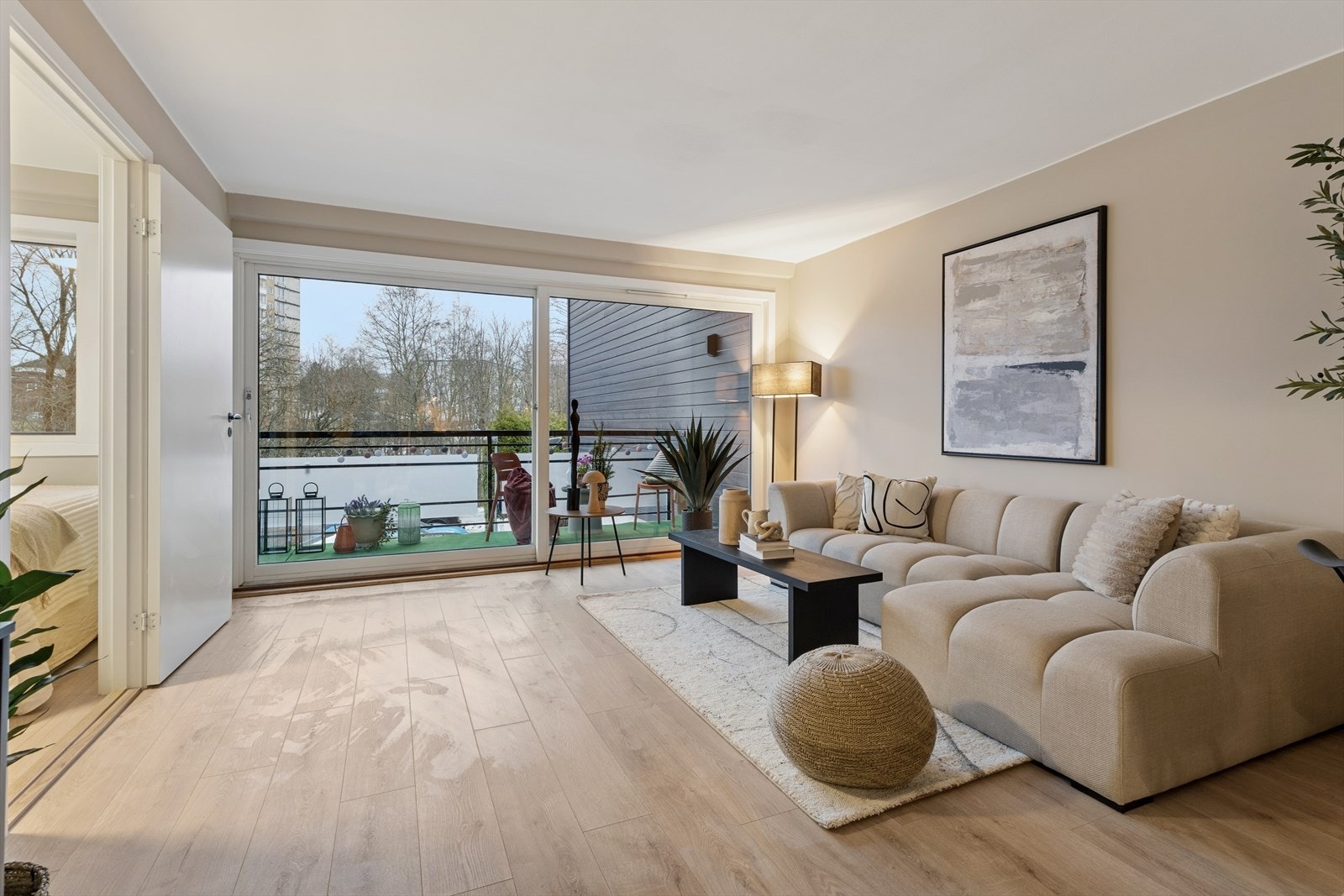 Store vindusflater slipper inn godt med naturlig lys og skaper en luftig atmosfære. Galleribilde