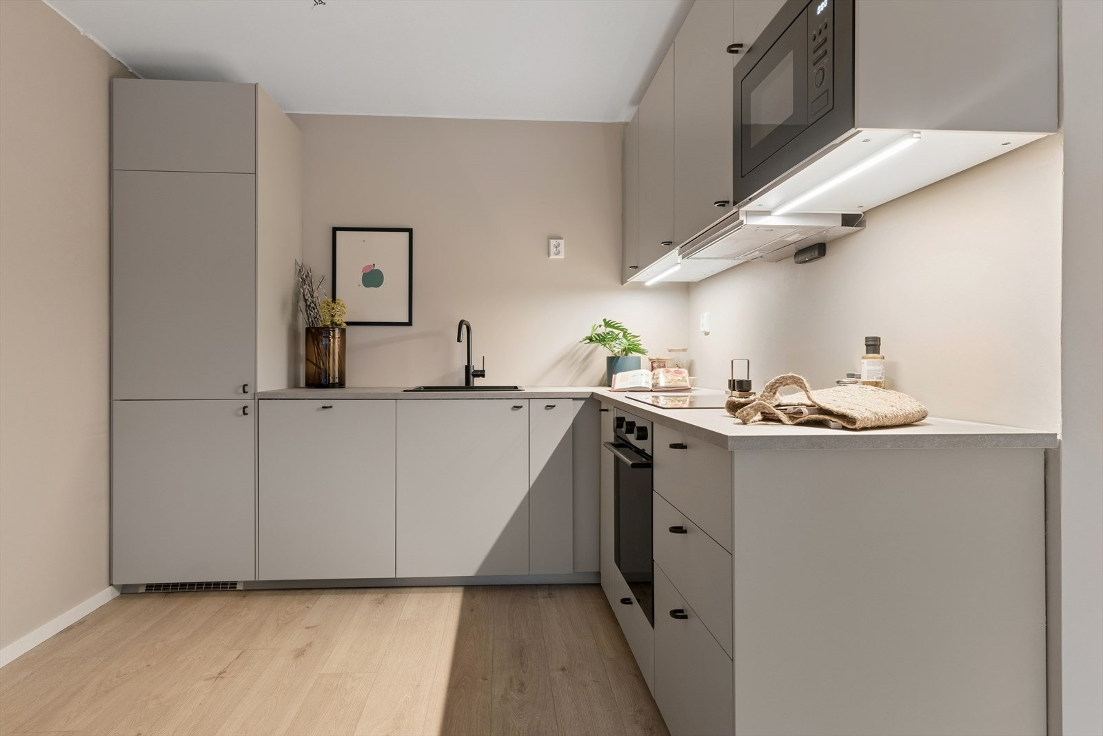 Kjøkkenet er fra 2026 og er utstyrt med integrerte hvitevarer som oppvaskmaskin, mikro, stekeovn, induksjonsplatetopp og kjøl/frys. Galleribilde