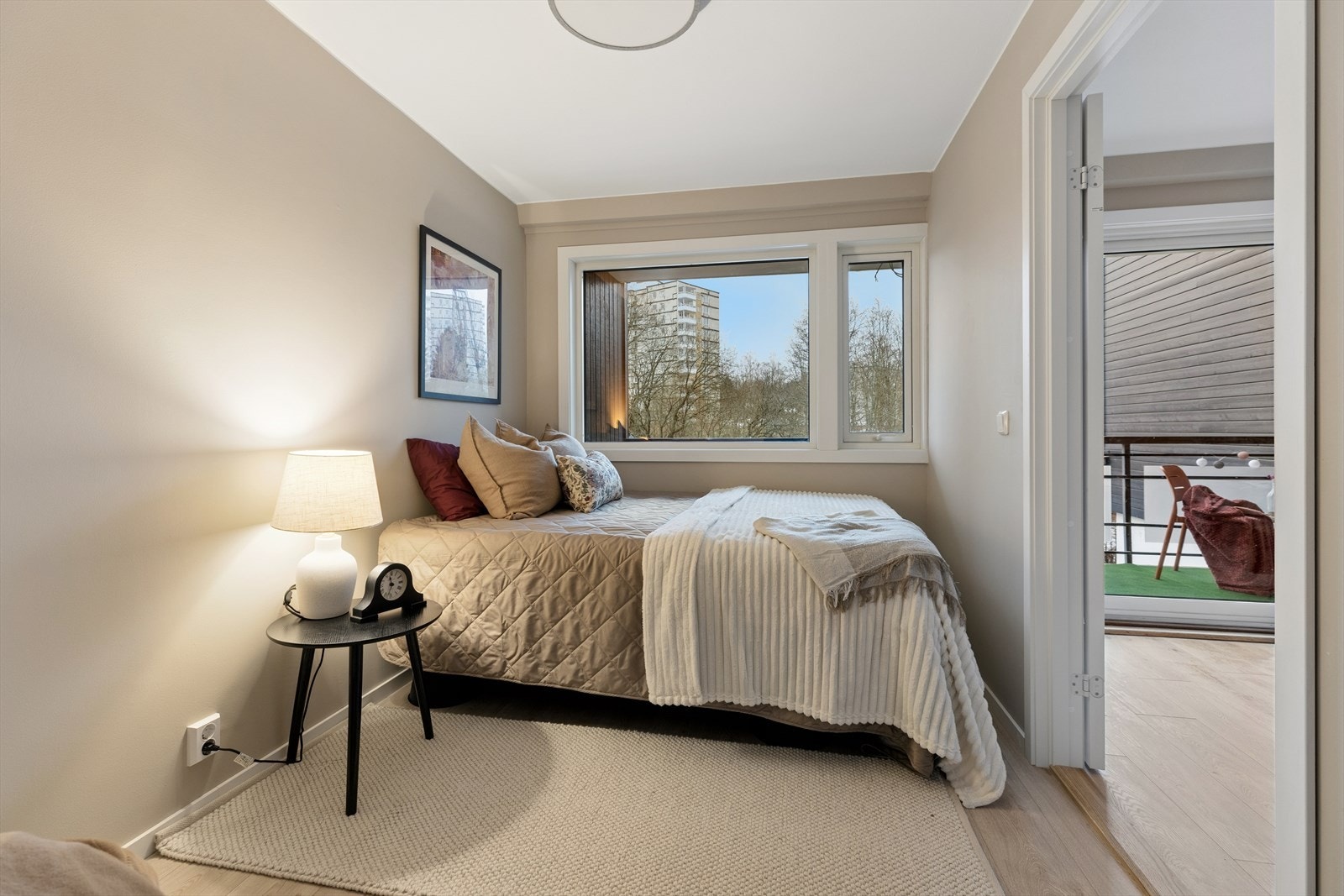 Vinduene med tolags isolerglass er fra 2011 og vender ut mot rolige omgivelser. Galleribilde