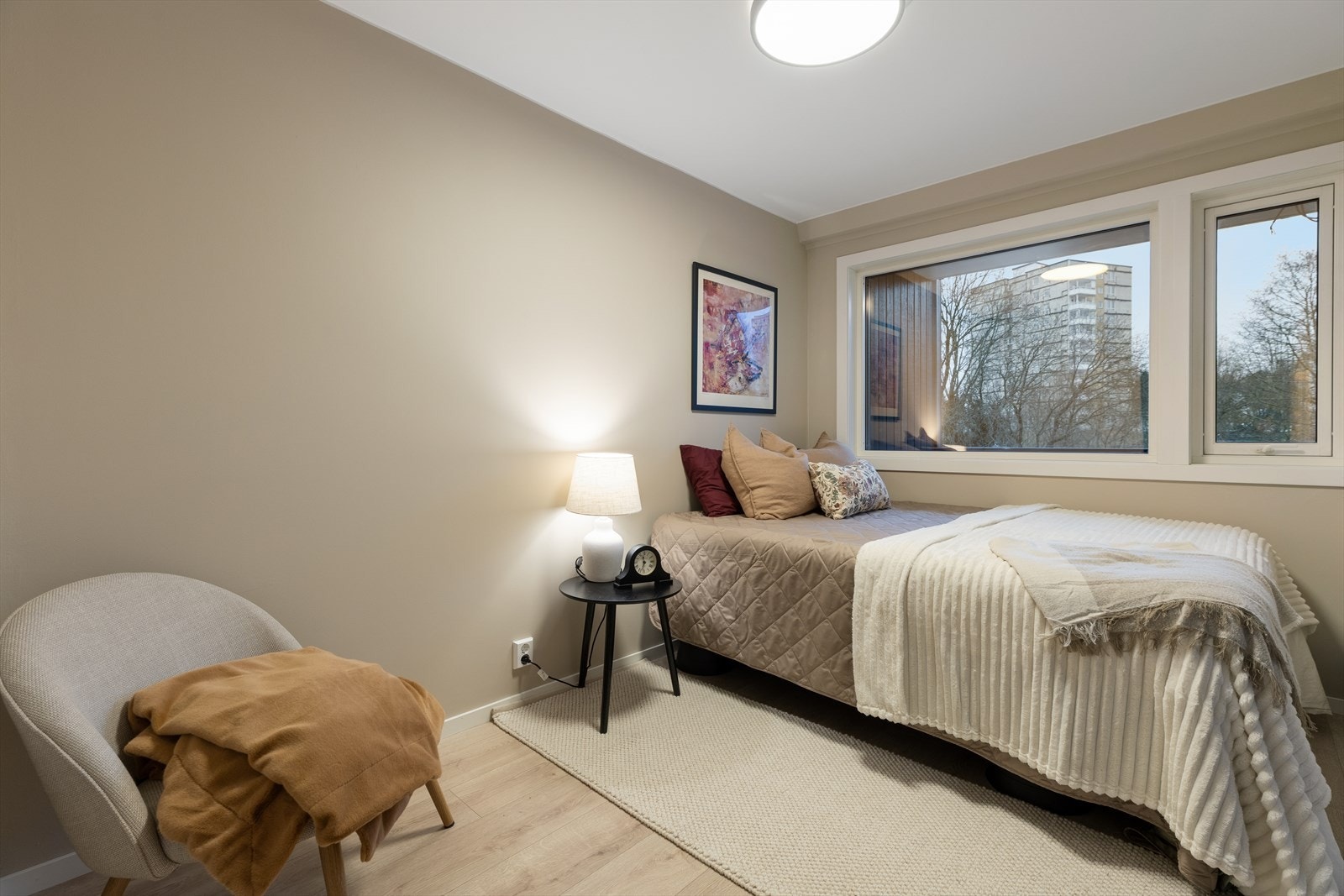 Soverommet er lunt og innbydende, med nyoppussede overflater fra 2026. Galleribilde