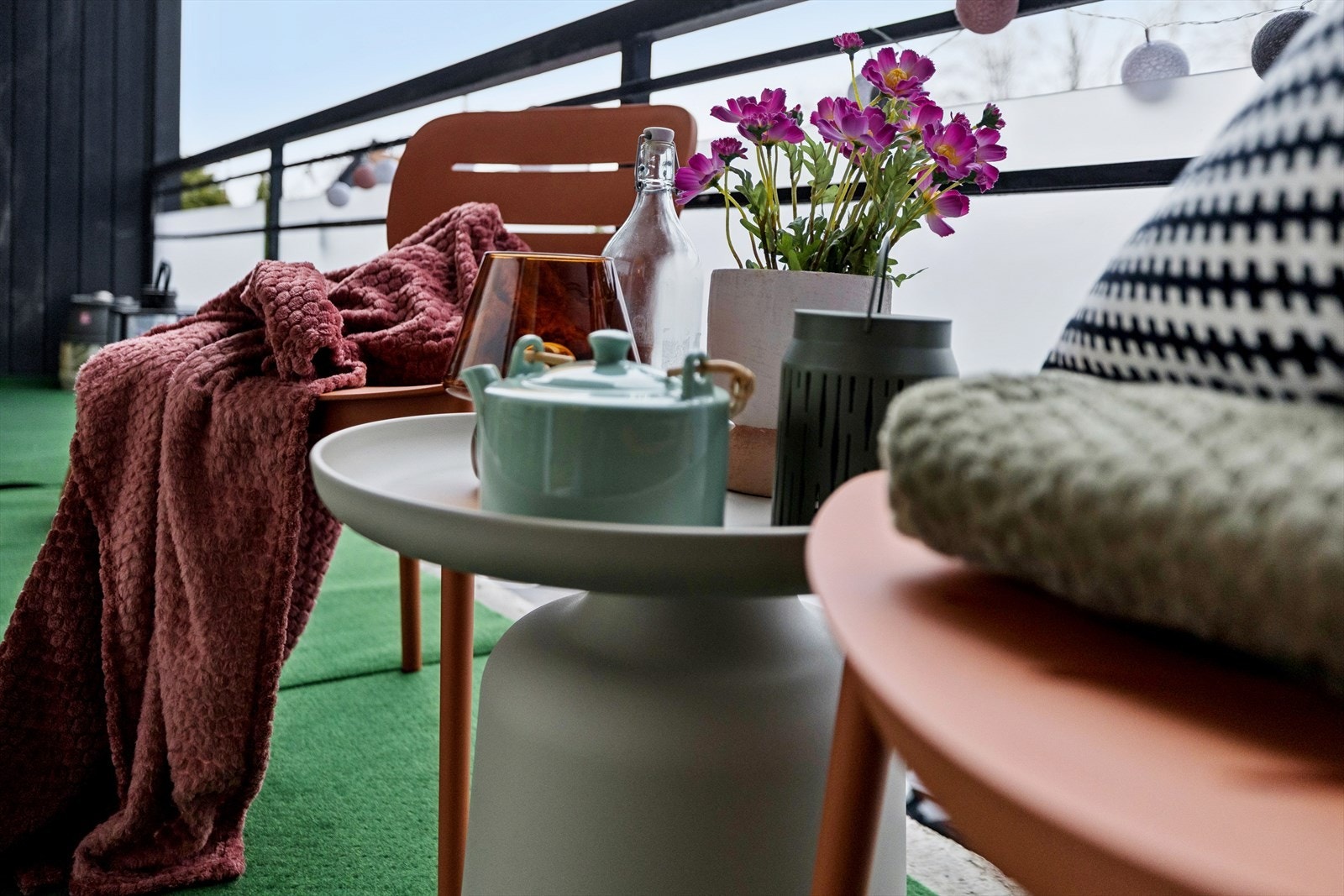 Balkongen er overbygget og har god plass til en hyggelig sittegruppe. Galleribilde