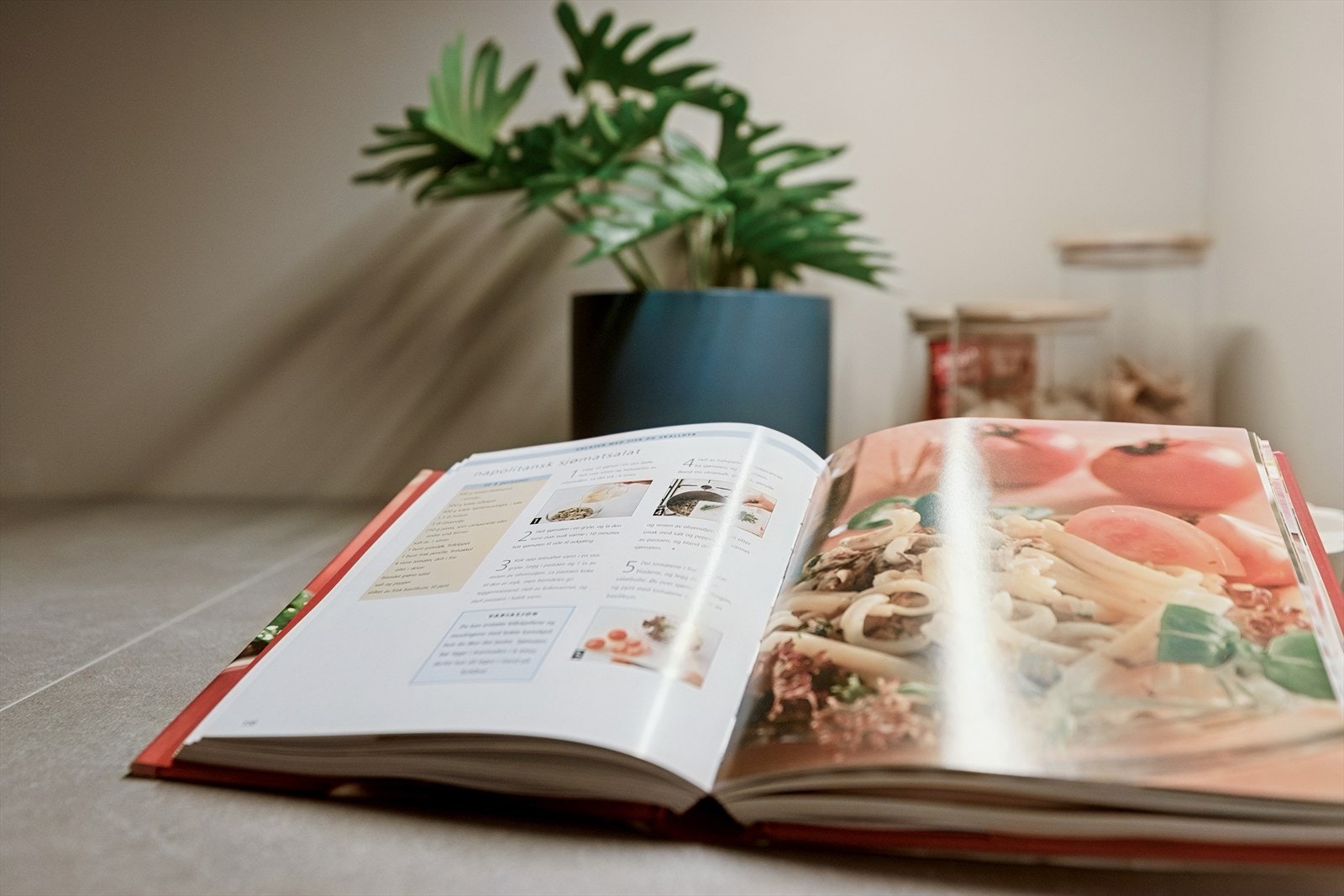 LED-lys under overskapene gir godt og jevnt arbeidslys på benken. Galleribilde