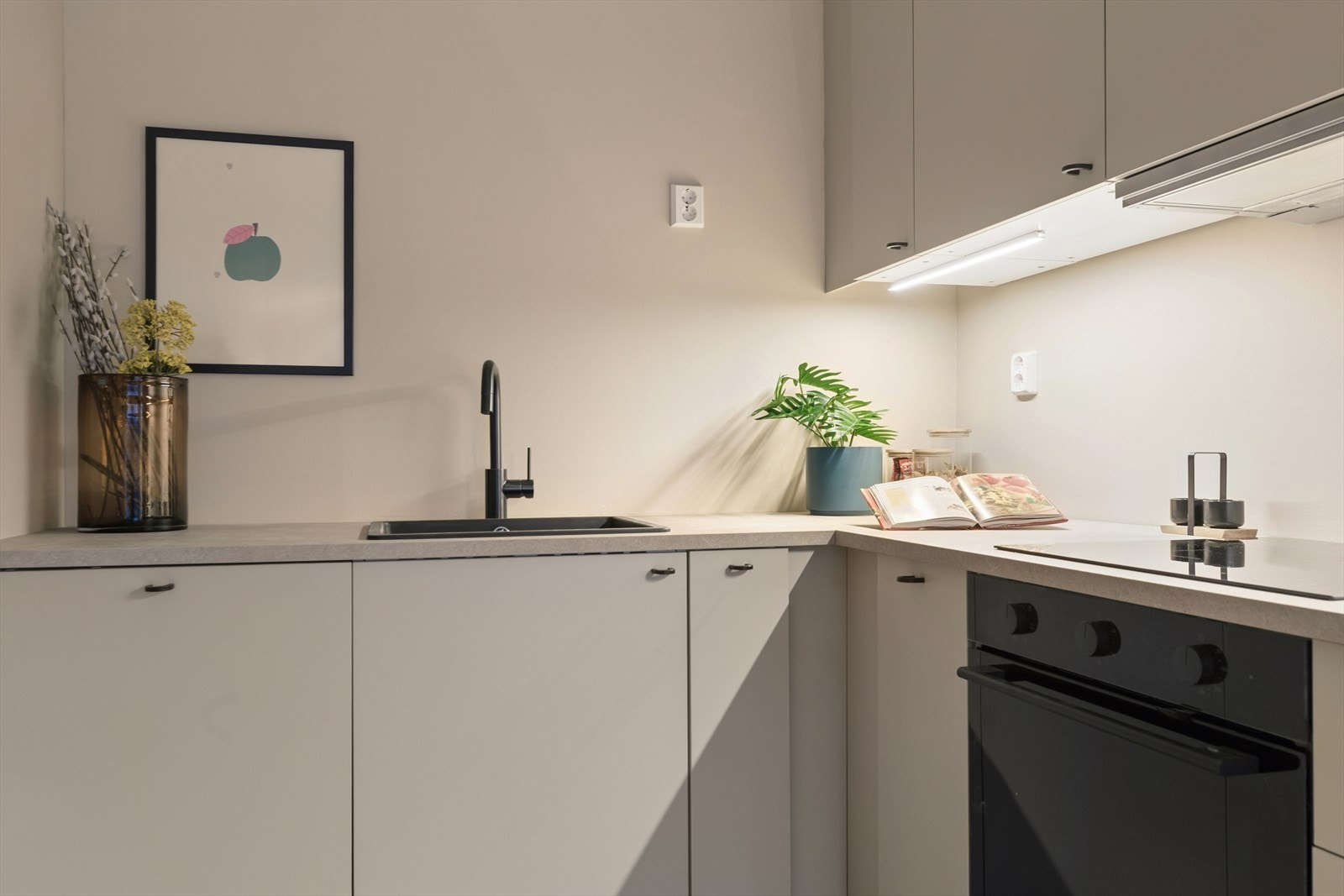 Detaljene er på plass, som den sorte ettgrepskranen med praktisk uttrekksfunksjon. Galleribilde