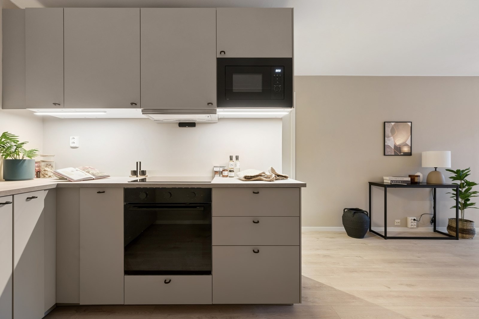 For økt trygghet er kjøkkenet utstyrt med både komfyrvakt og Waterguard, installert i 2026. Galleribilde