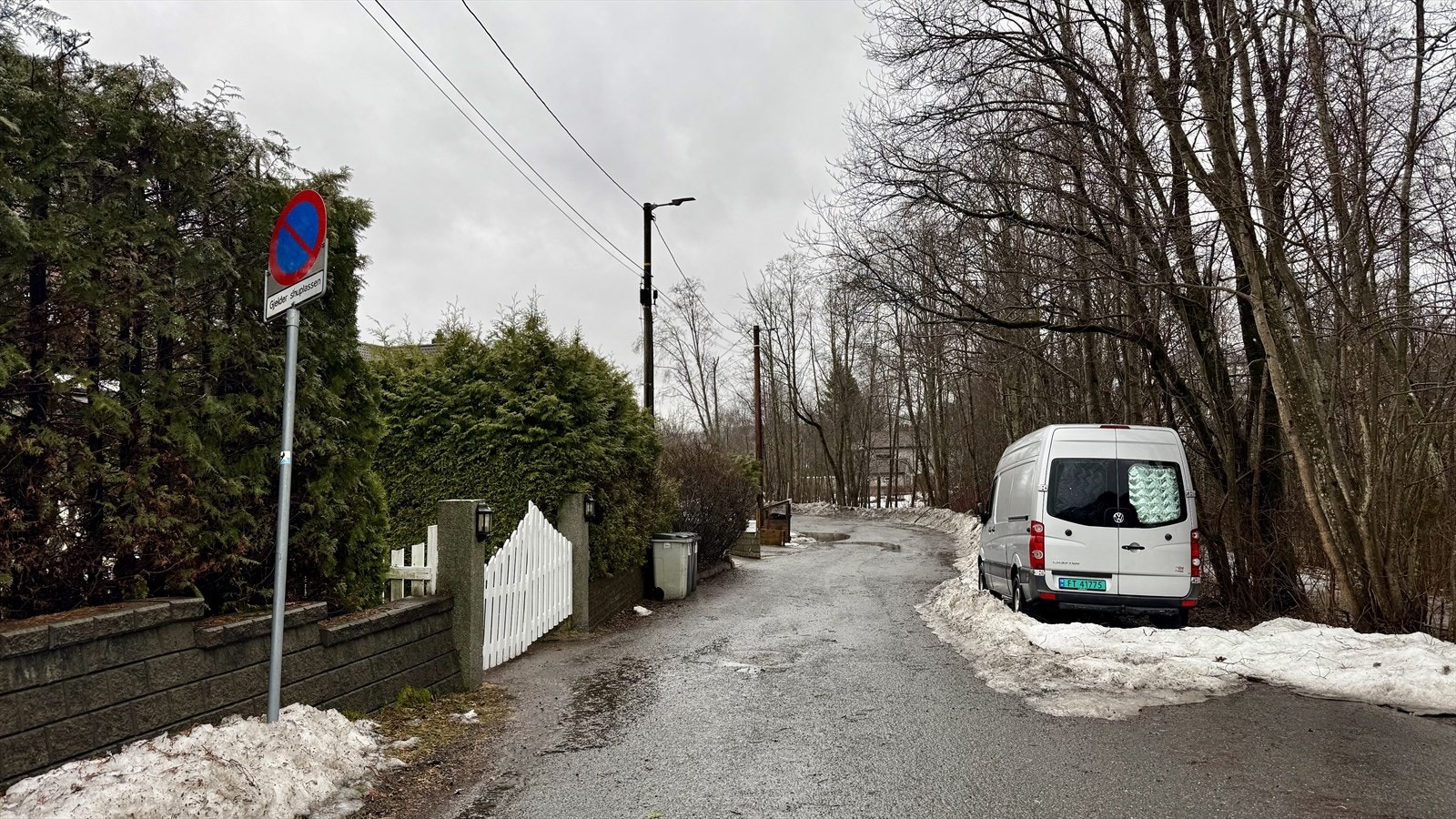 Borettslaget disponerer 11 parkeringsplasser til utleie. Tildeling skjer via venteliste hos styret. Galleribilde