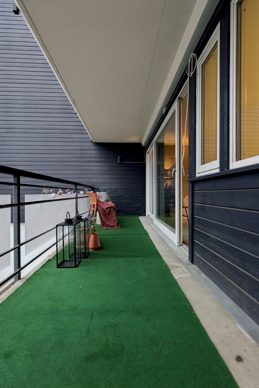 Den store, sørvendte balkongen på 11 m² er en herlig forlengelse av stuen. Galleribilde