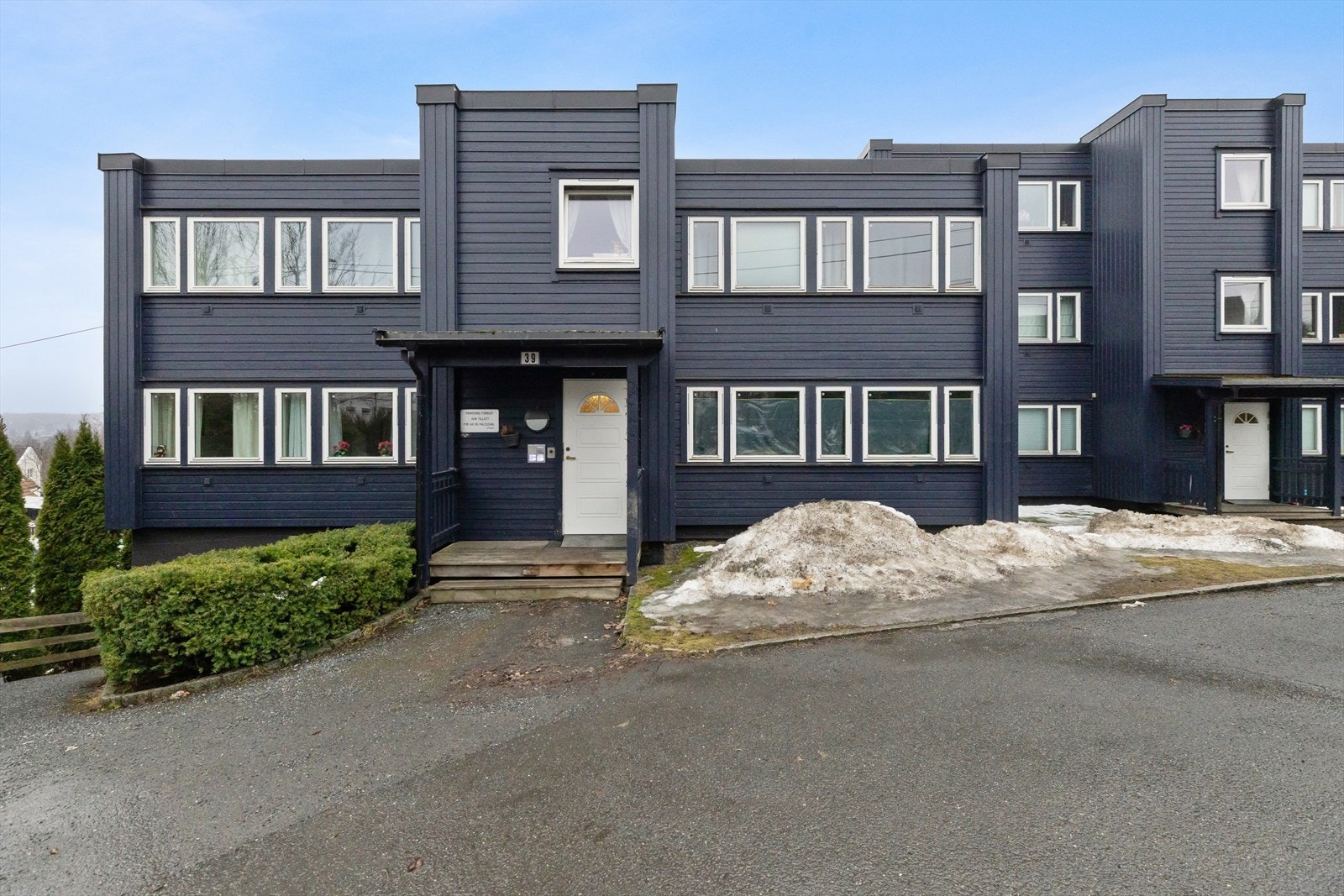 Leiligheten ligger i en lavblokk fra 1982, i et veletablert og rolig boligområde på Grorud. Galleribilde