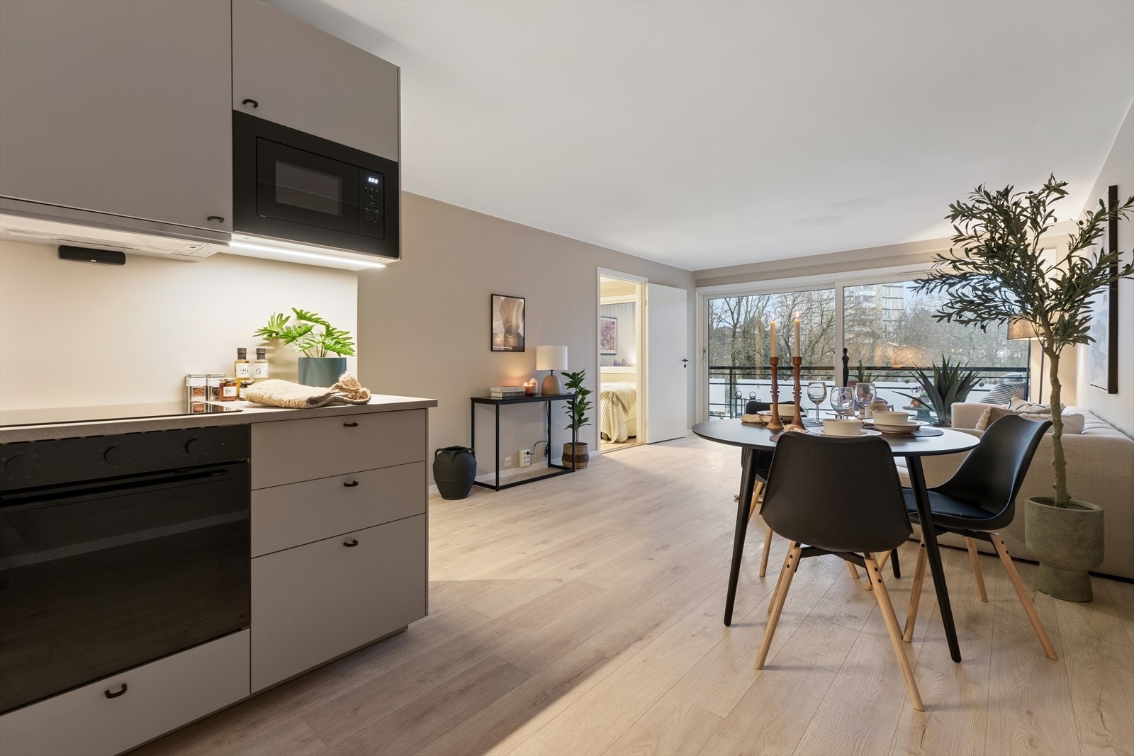 Stuen har en takhøyde på 2,40 meter og har, som resten av leiligheten, overflater oppusset i 2026. Galleribilde