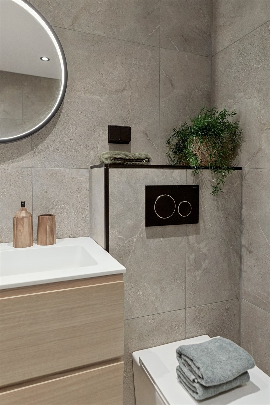 Det vegghengte toalettet med skjult sisterne bidrar til et rent uttrykk og enklere renhold. Galleribilde