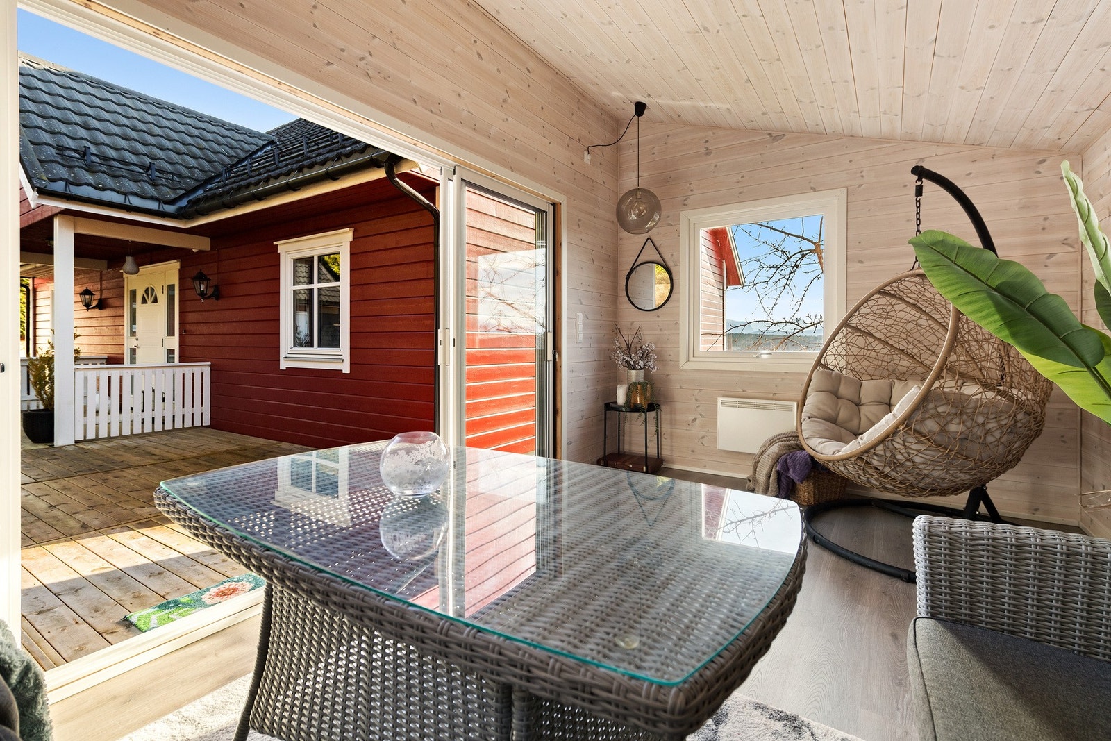 Lys og trivelig hagestue på 13 m², med store skyvedører og godt lysinnslipp som gir en åpen og luftig følelse. Galleribilde