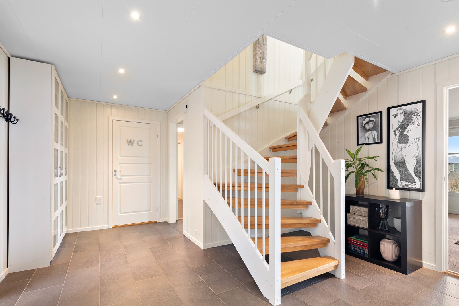 Entréen er av god størrelse med direkte adkomst til bad. Galleribilde