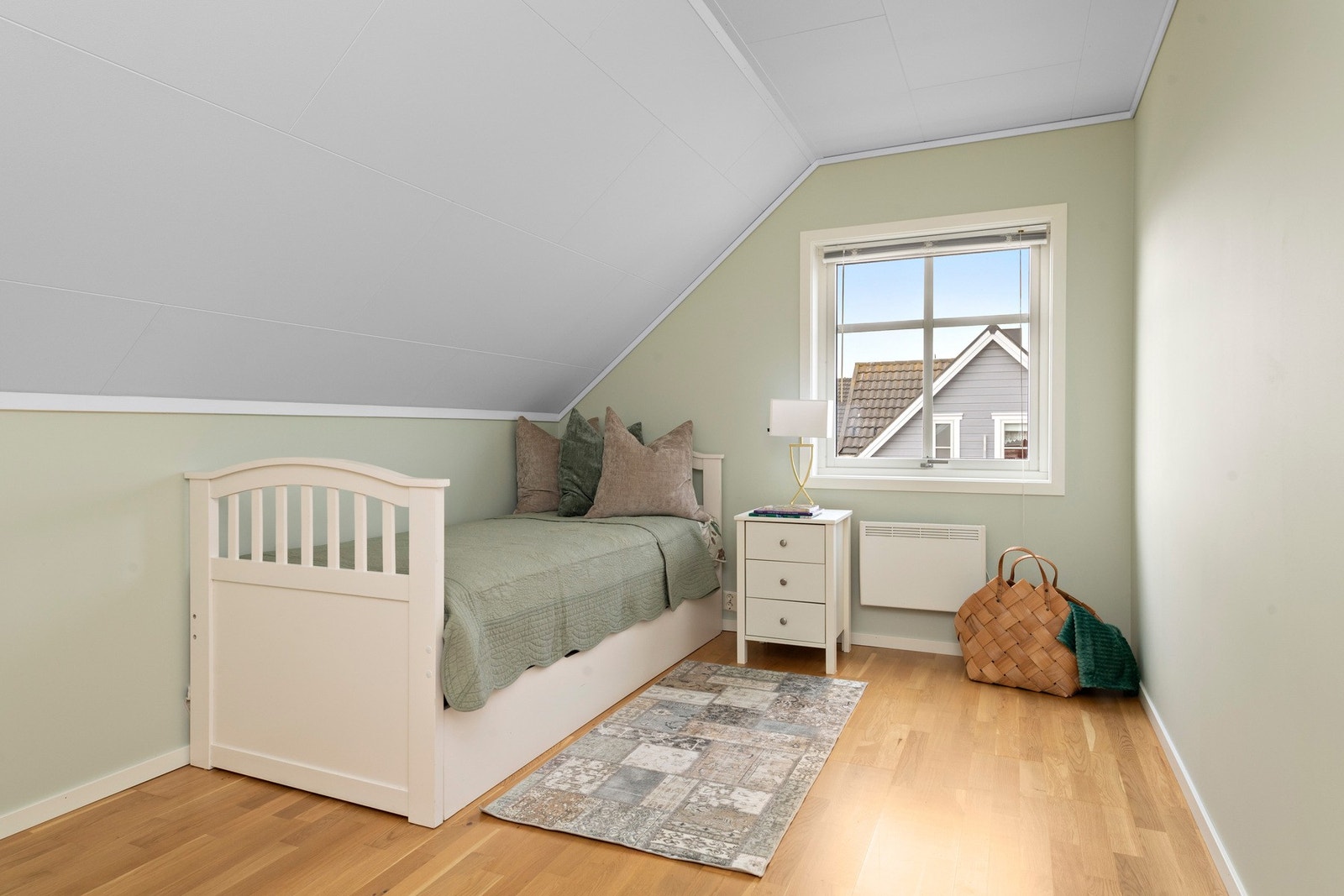 Soverom 2 - Lyst soverom med plass til seng og øvrige soveromsmøblement. Galleribilde