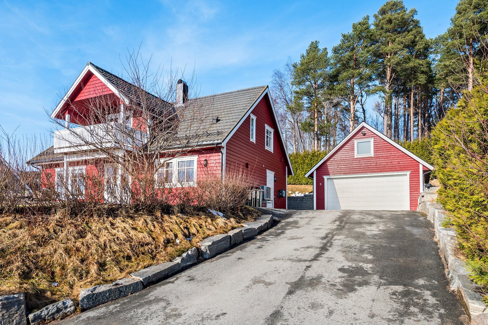 Eiendommen består av enebolig over to plan med tilhørende garasje og hagestue. Galleribilde