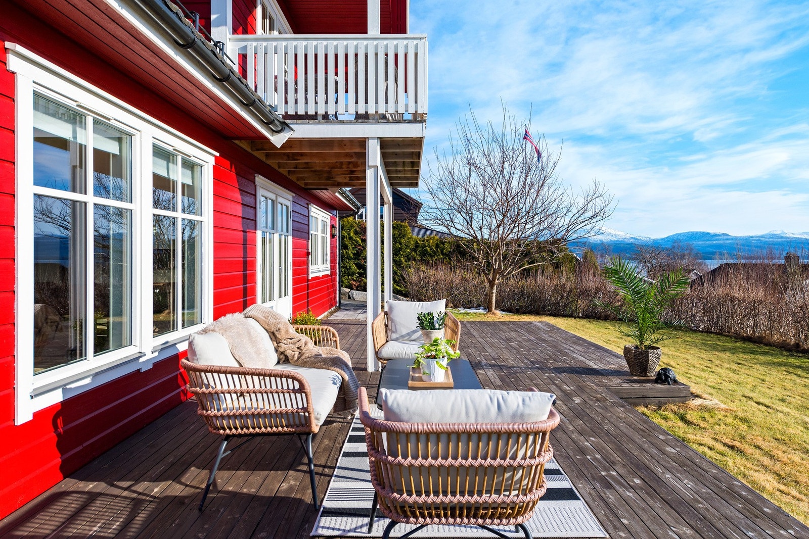 Flott markterrasse av stor størrelse med hyggelig overgang til plen, som gir gode muligheter for uteaktiviteter og avslapning. Galleribilde