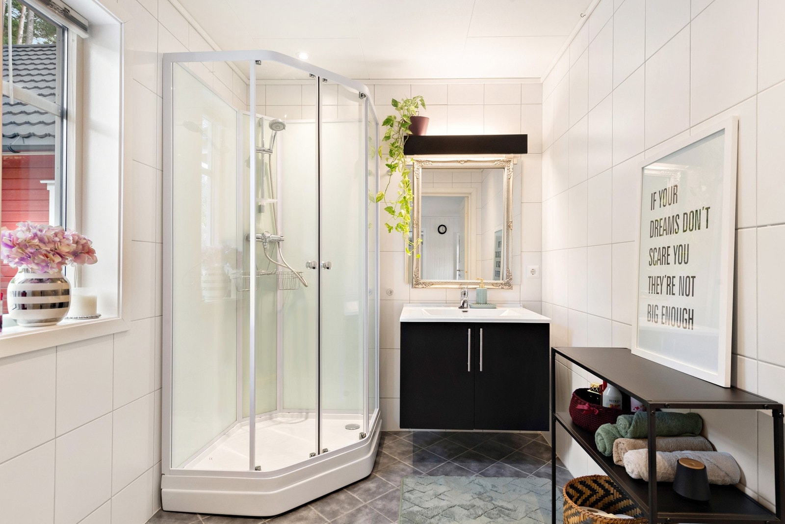 Flott flislagt bad med vannbåren gulvvarme og downlights i himling. Galleribilde