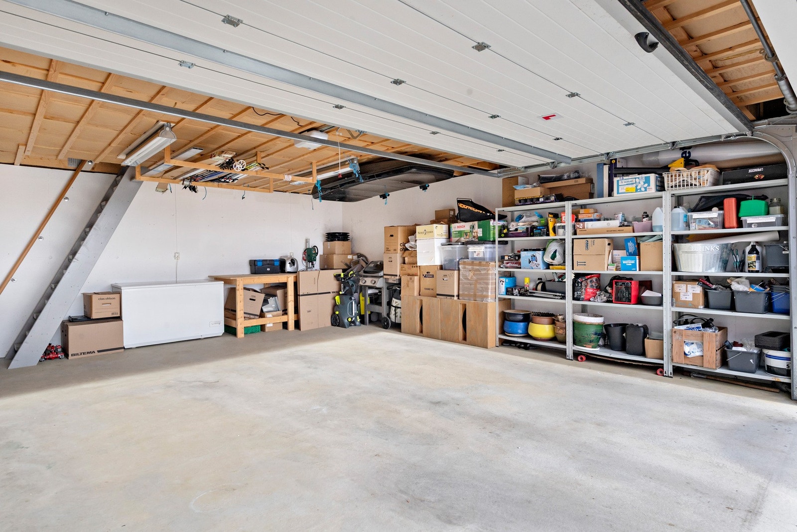 Garasjen er av god størrelse og har gode oppbevaringsmuligheter. Galleribilde