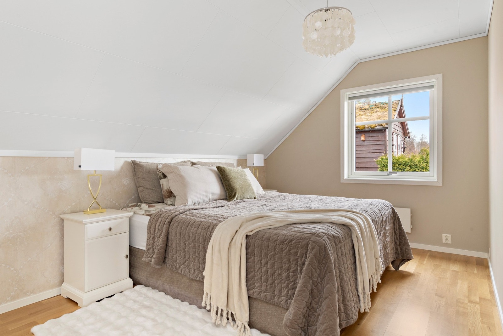 Soverom 1 - Er av god størrelse og plass til dobbeltseng med tilhørende nattbord. Galleribilde