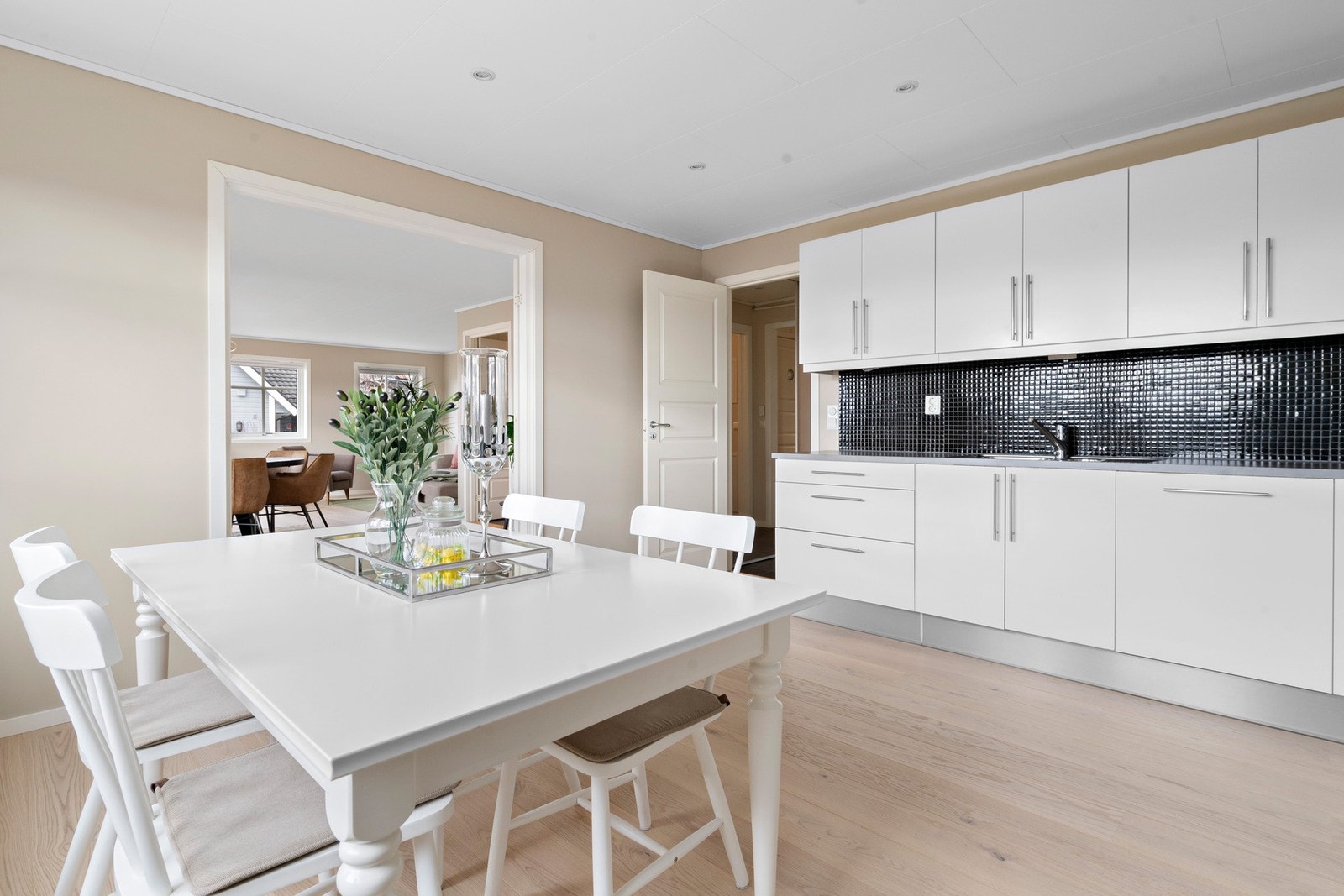 Kjøkkenet er romslig med god plass til spisegruppe. Galleribilde