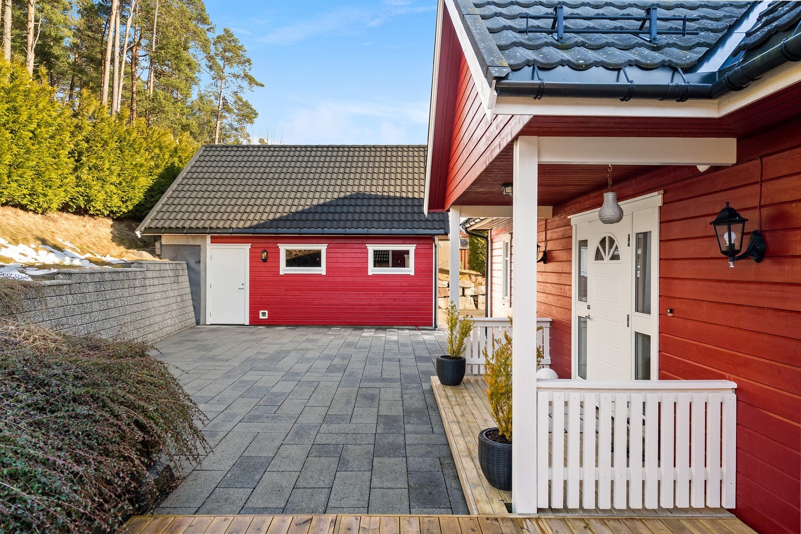 Hyggelig bakgård med pent lagt betongstein, som gir et flott og lettstelt uteområde. Galleribilde