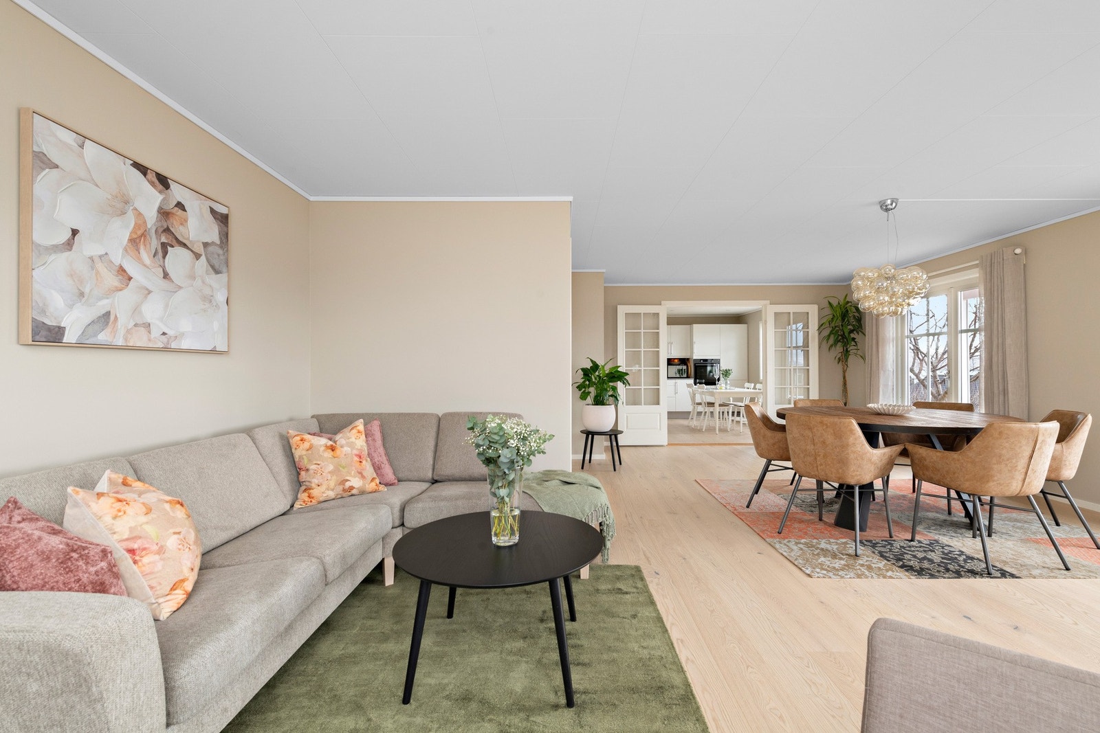 Stuen er av god størrelse og er enkel å møblere med flere soner. Galleribilde