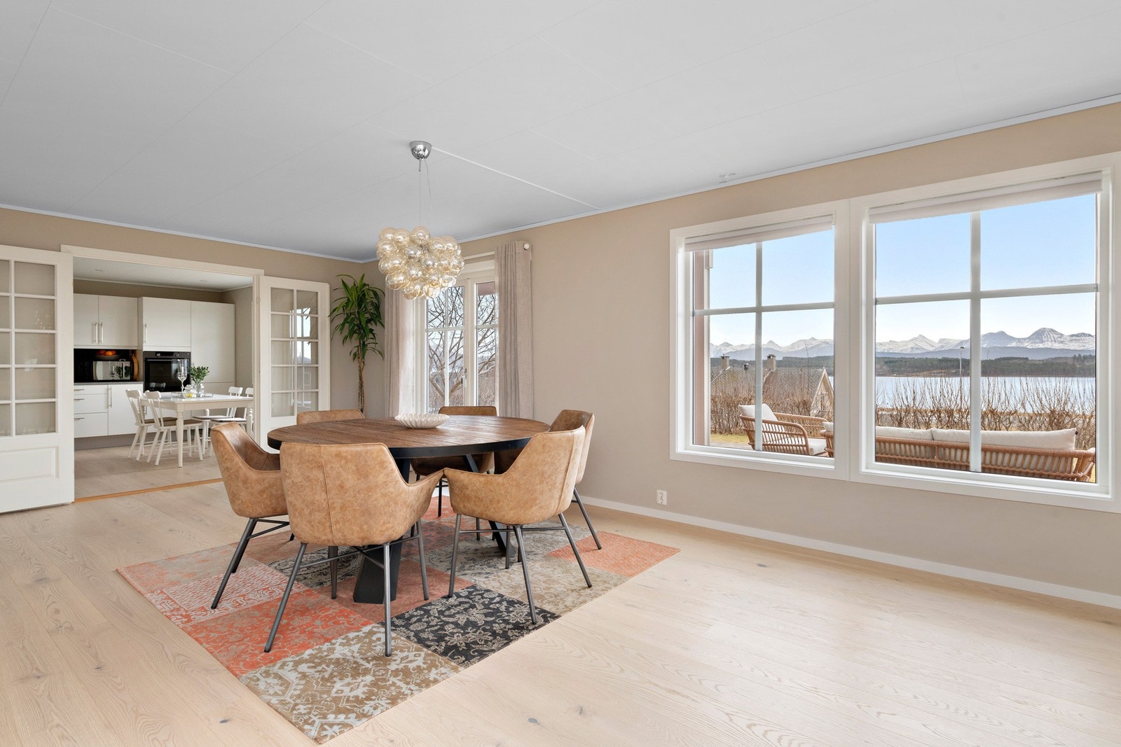 Stue og kjøkken ble overflateoppusset i 2026., herunder gulv, vegger og himling. Galleribilde