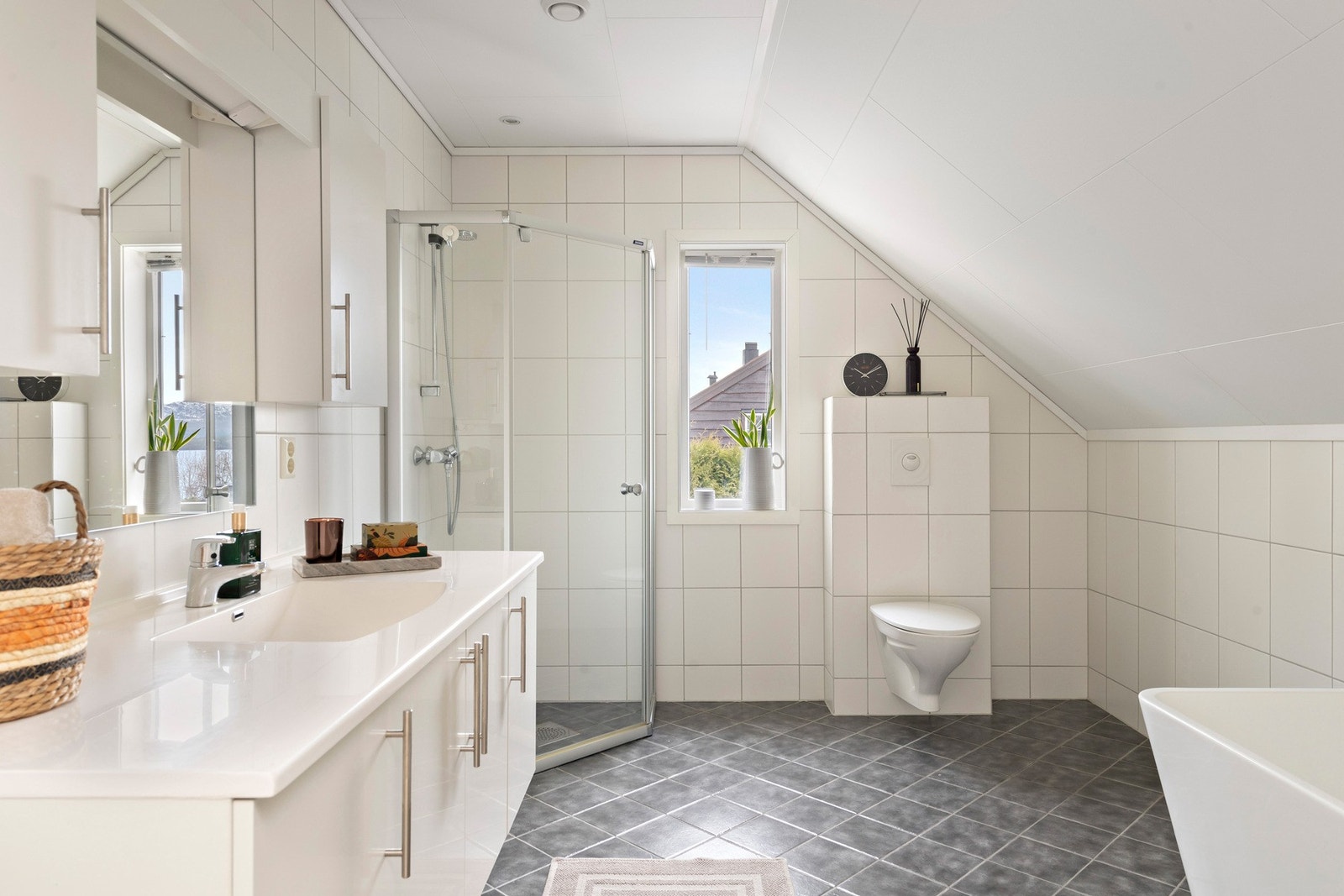 Badet i loftetasjen er flislagt på gulv og vegger, og har vannbåren gulvvarme. Galleribilde