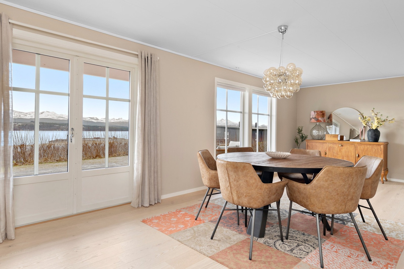 Lys stue med utgang til markterrasse på hele 34 m². Galleribilde