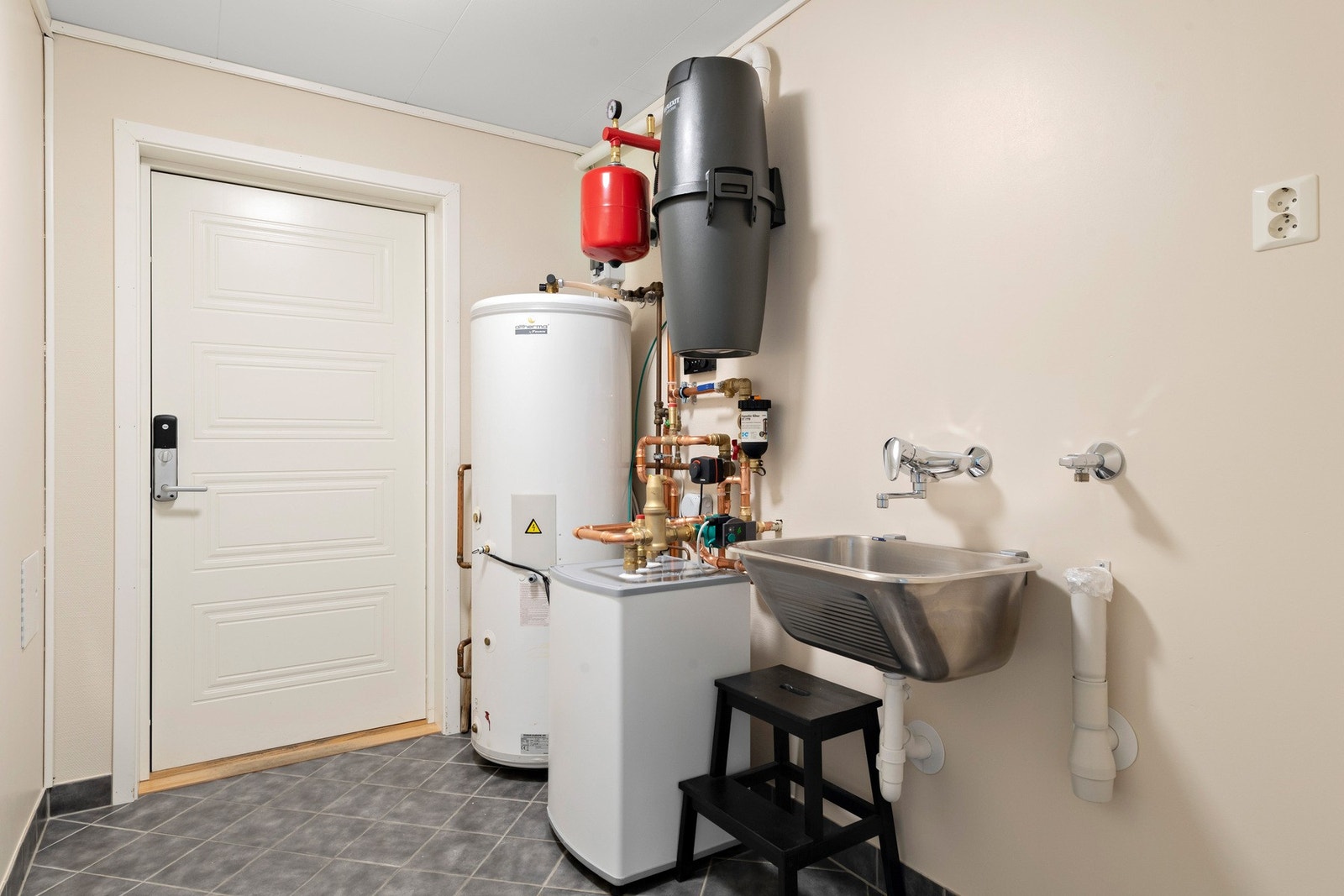 Vaskerom - Med skyllekar og opplegg for vaskemaskin. Galleribilde