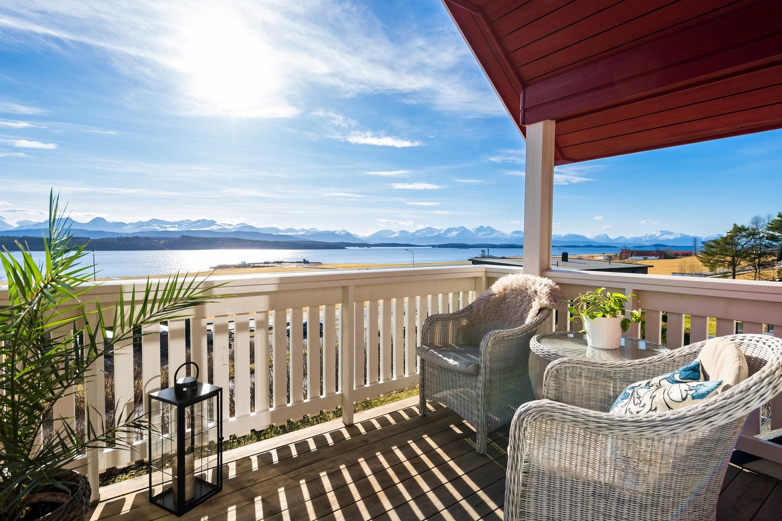 Fra balkongen i loftetasje har du flott utsikt over fjord og fjell. Galleribilde