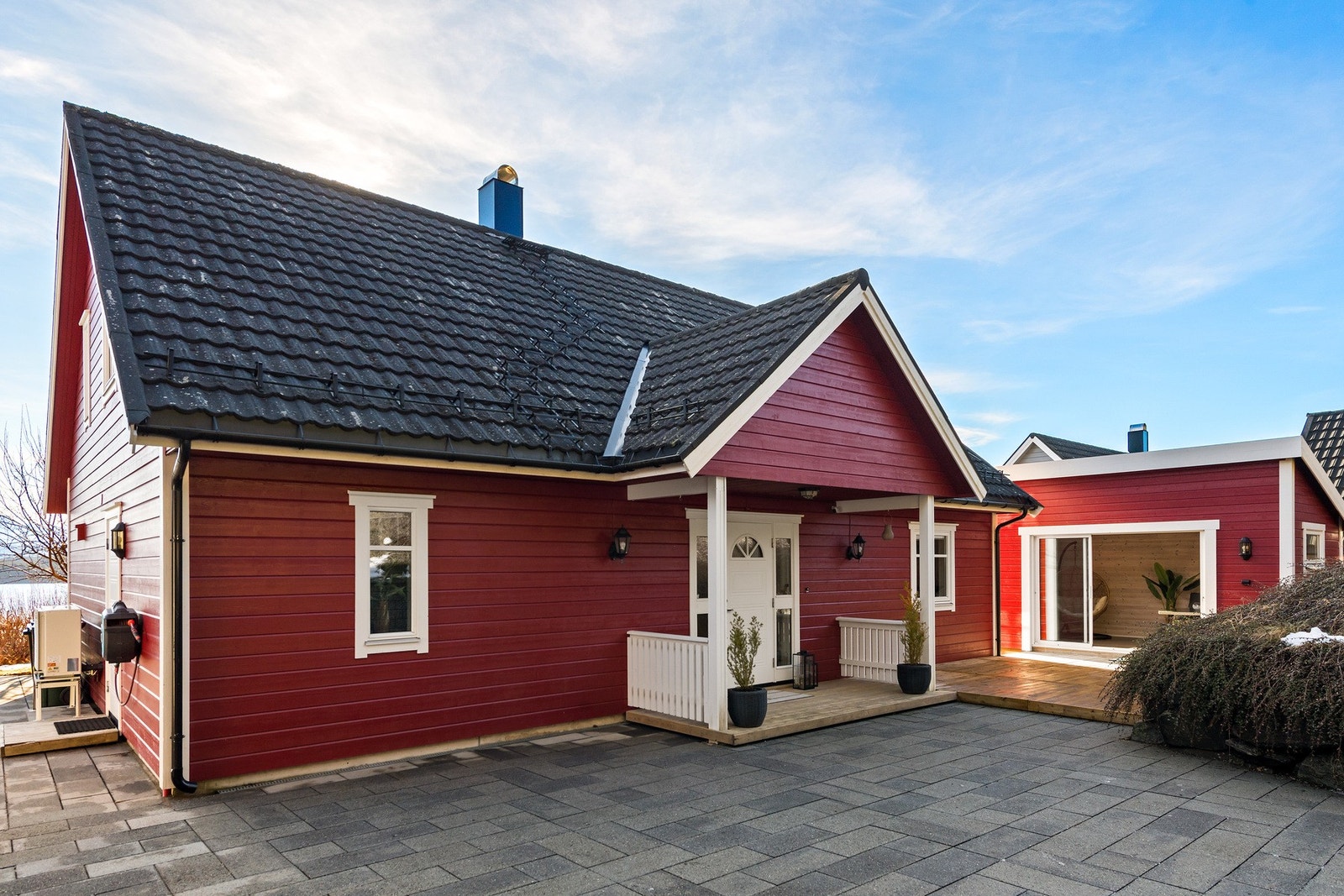 Innbydende inngangsparti med terassedekke. Galleribilde