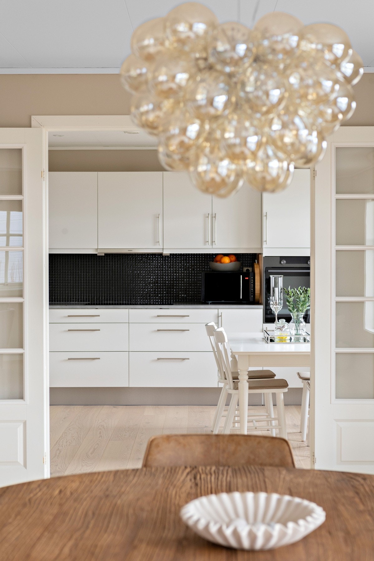 Mellom stue og kjøkkenet er det tofløyet dør med sprosseglass. Galleribilde