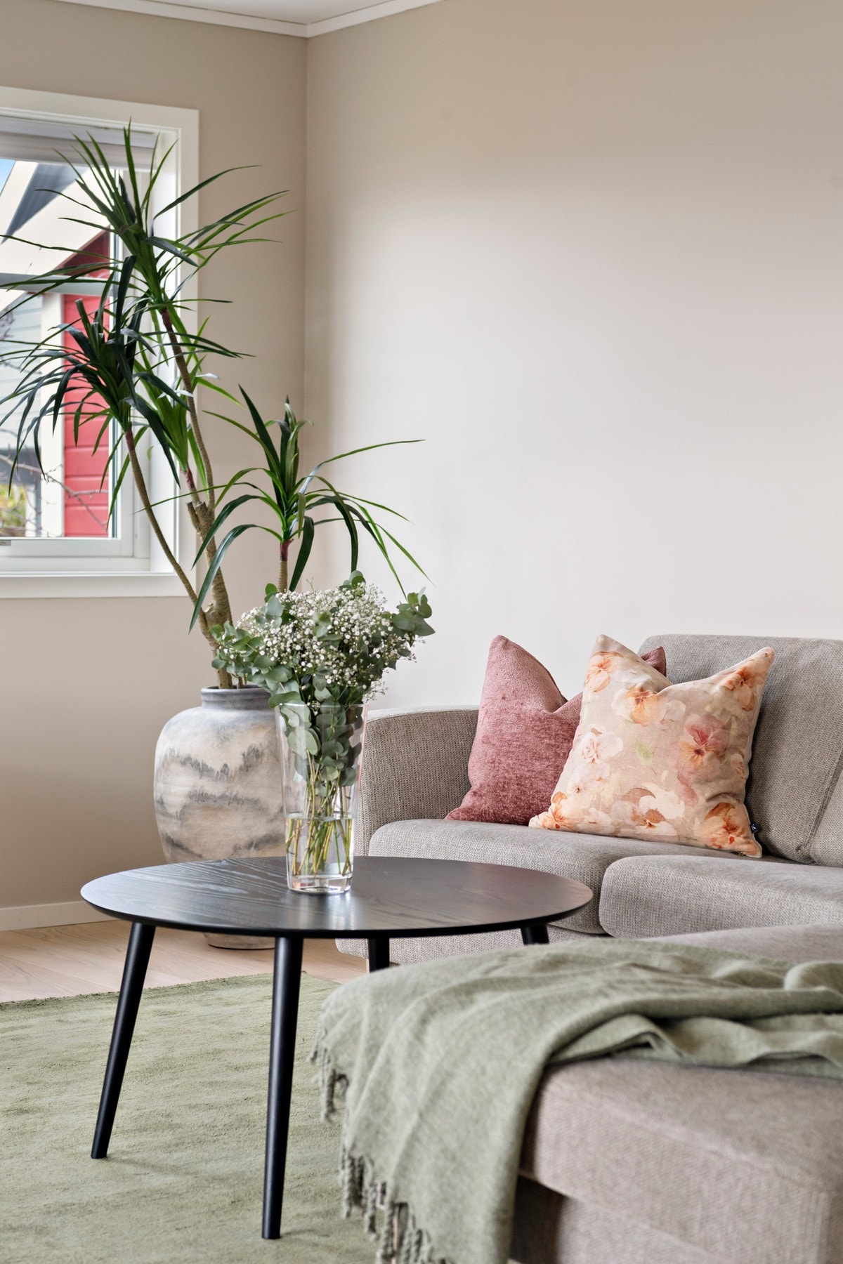 Stuen er malt i lune toner som skaper en varm atmosfære. Galleribilde