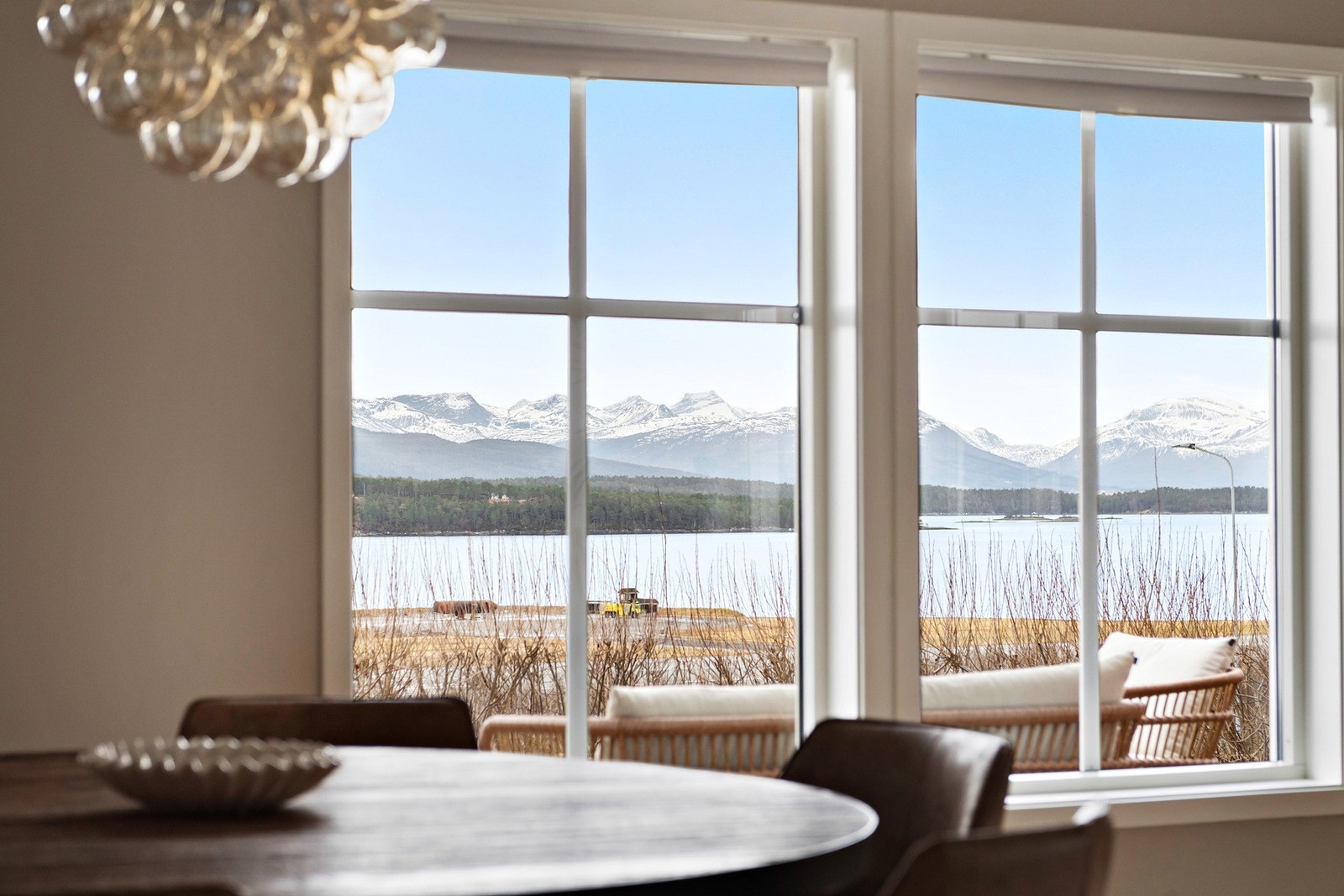 Store vinduer i stuen gir en lys og luftig romfølelse samt god utsikt til omgivelsene. Galleribilde