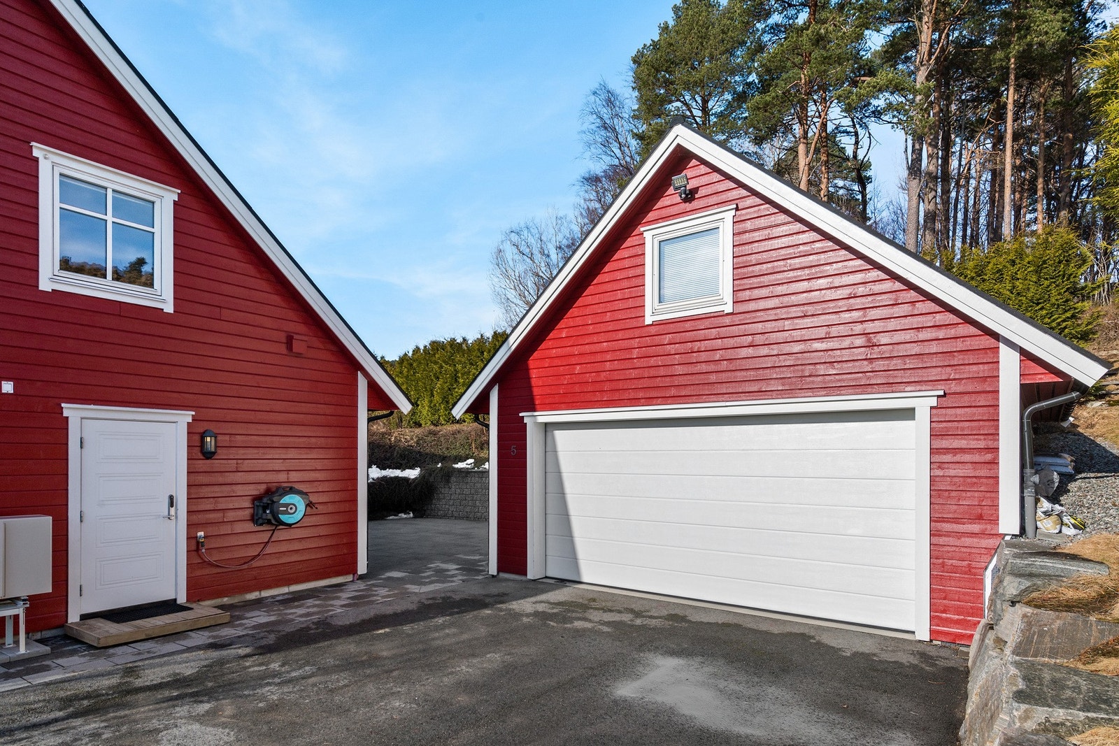 Dobbelgarasje oppført i 2015 med en romslig garasjerom på 43 m². Galleribilde