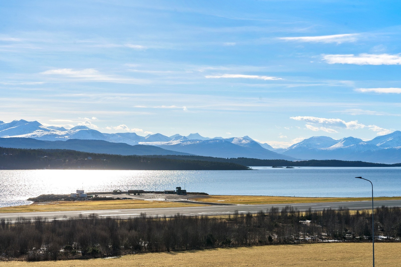 Eiendommen ligger fint til med flott utsikt over fjord og fjell. Galleribilde