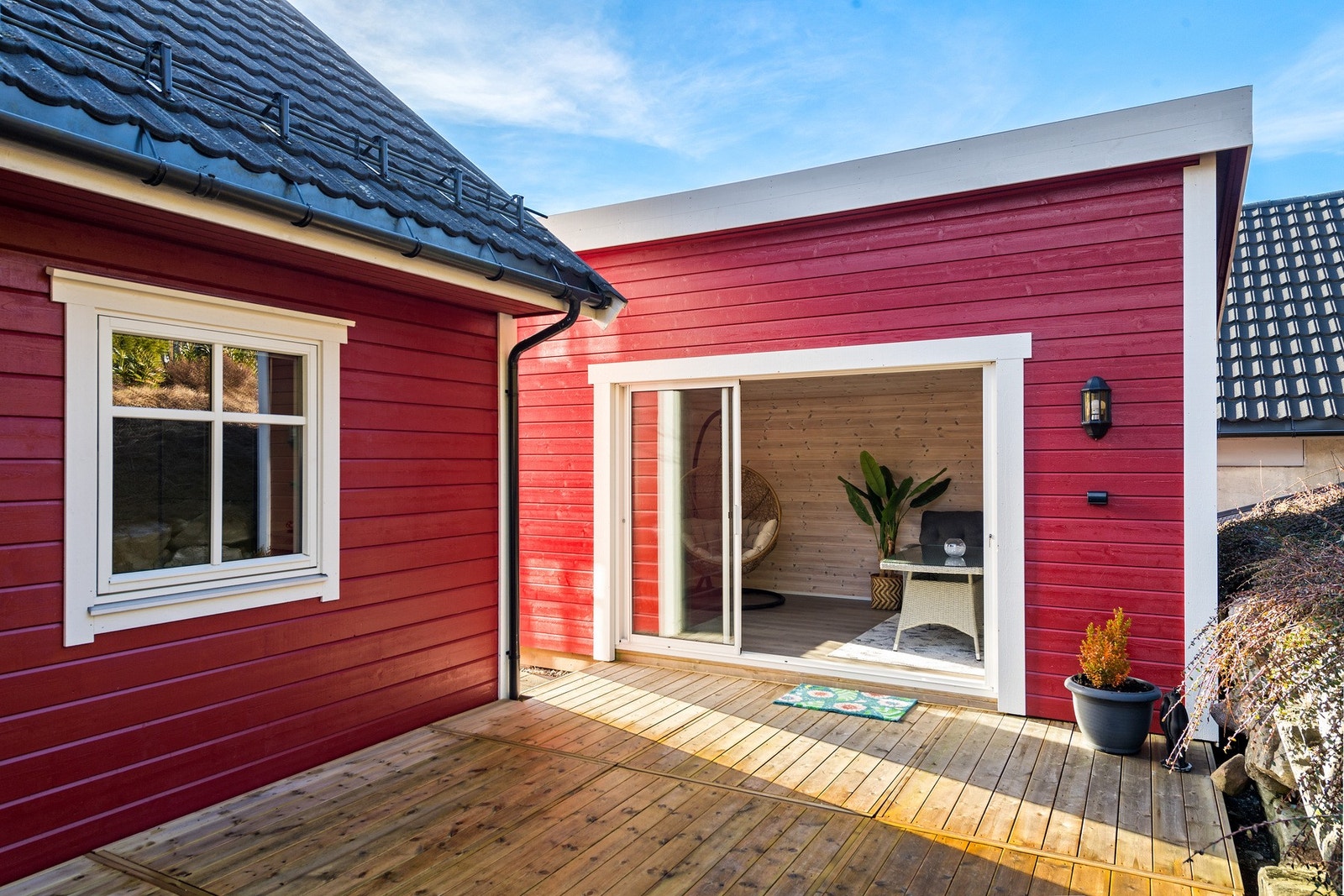 Ved inngangspartiet er det en nyere hagestue. Galleribilde