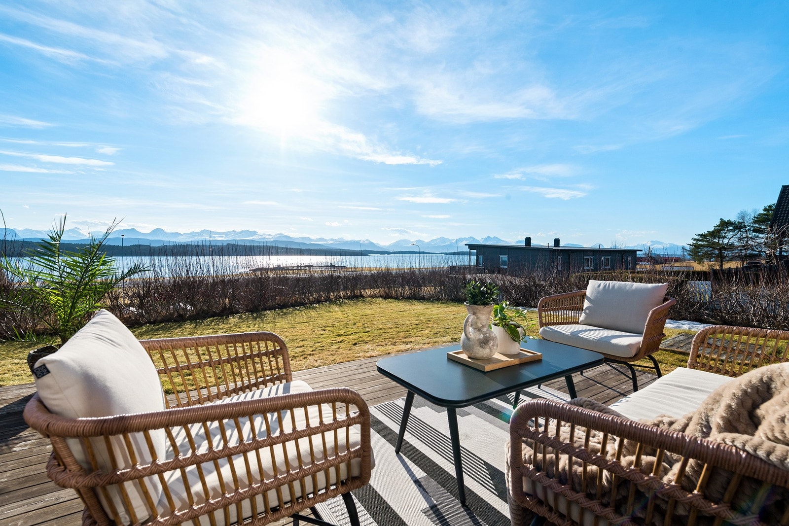 Terrassen har god plass til utemøbler og byr på fine muligheter for hyggelige stunder utendørs. Galleribilde