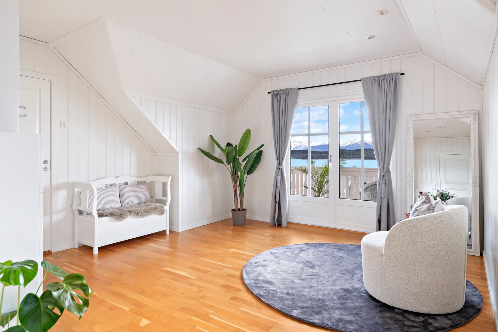 Lys loftstue med utgang til overbygget balkong på hele 6 m². Galleribilde