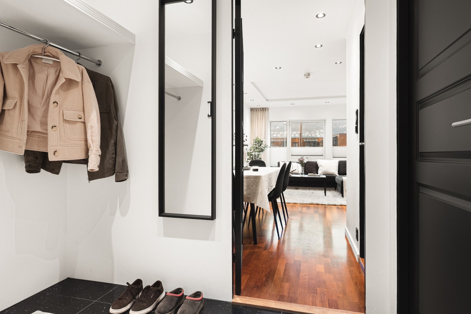 Leiligheten har en gjennomgående stil med svarte detaljer. Galleribilde