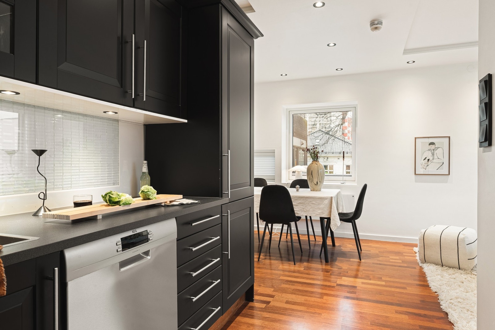 Kjøkkenet har god skap- og benkeplass. Galleribilde