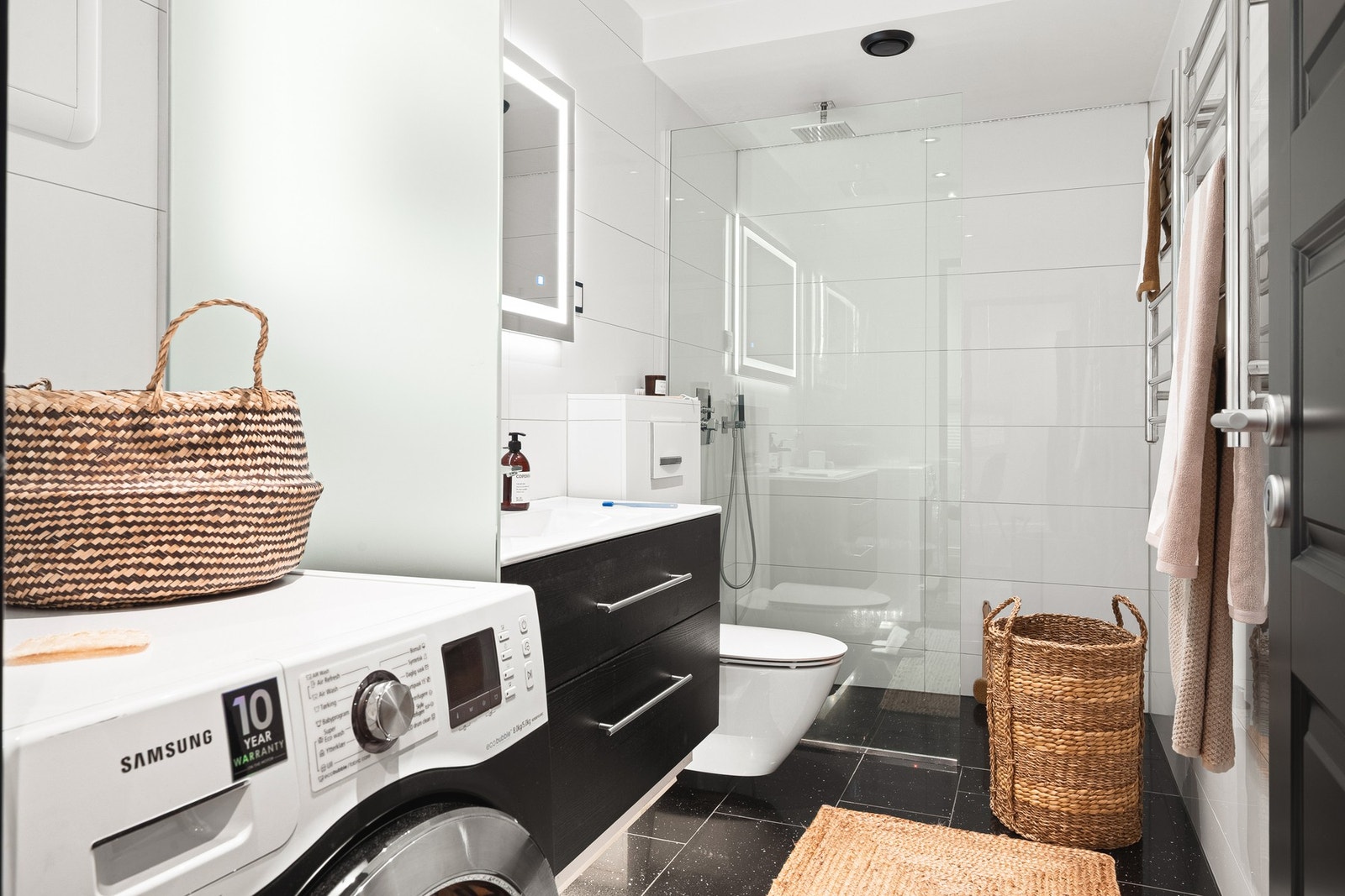 Lekkert helfliset bad med varmekabler i gulv og opplegg for vaskemaskin. Galleribilde