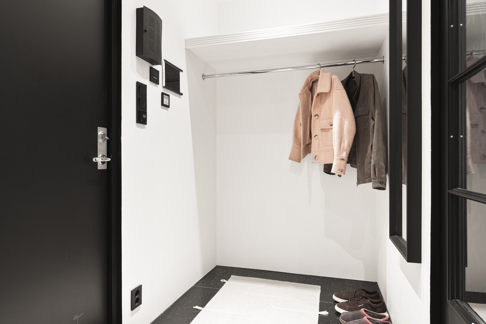 Velkommen hjem! Her har du god plass til å henge fra deg yttertøy. Galleribilde