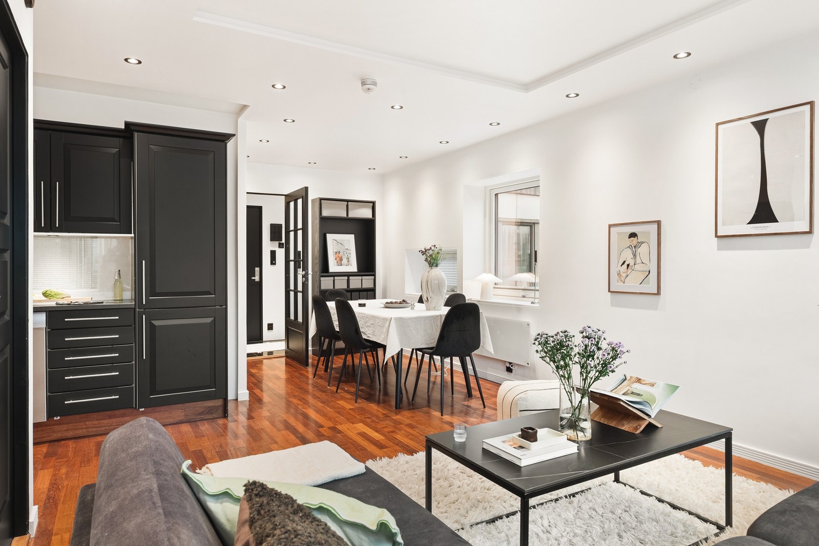 Her har du plass til sofa, mediemøblement og spisegruppe. Galleribilde